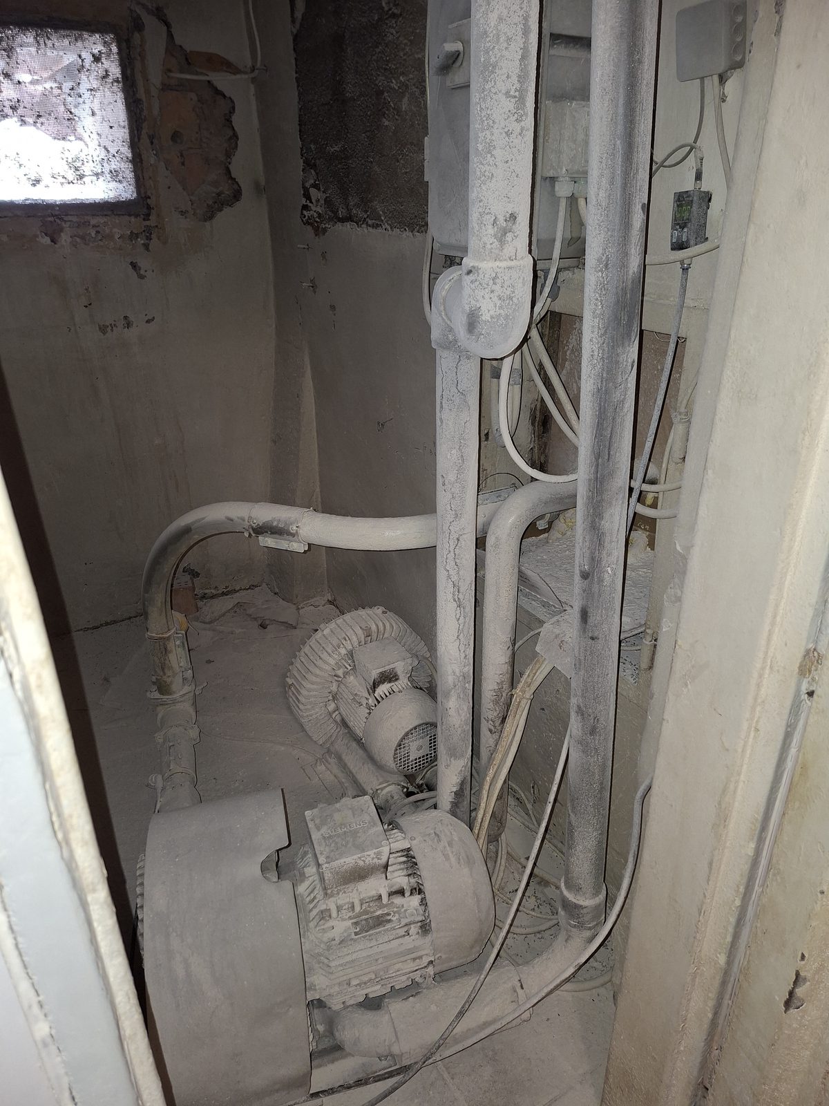 Electrical equipment in a dusty plant (ATEX dust zone)