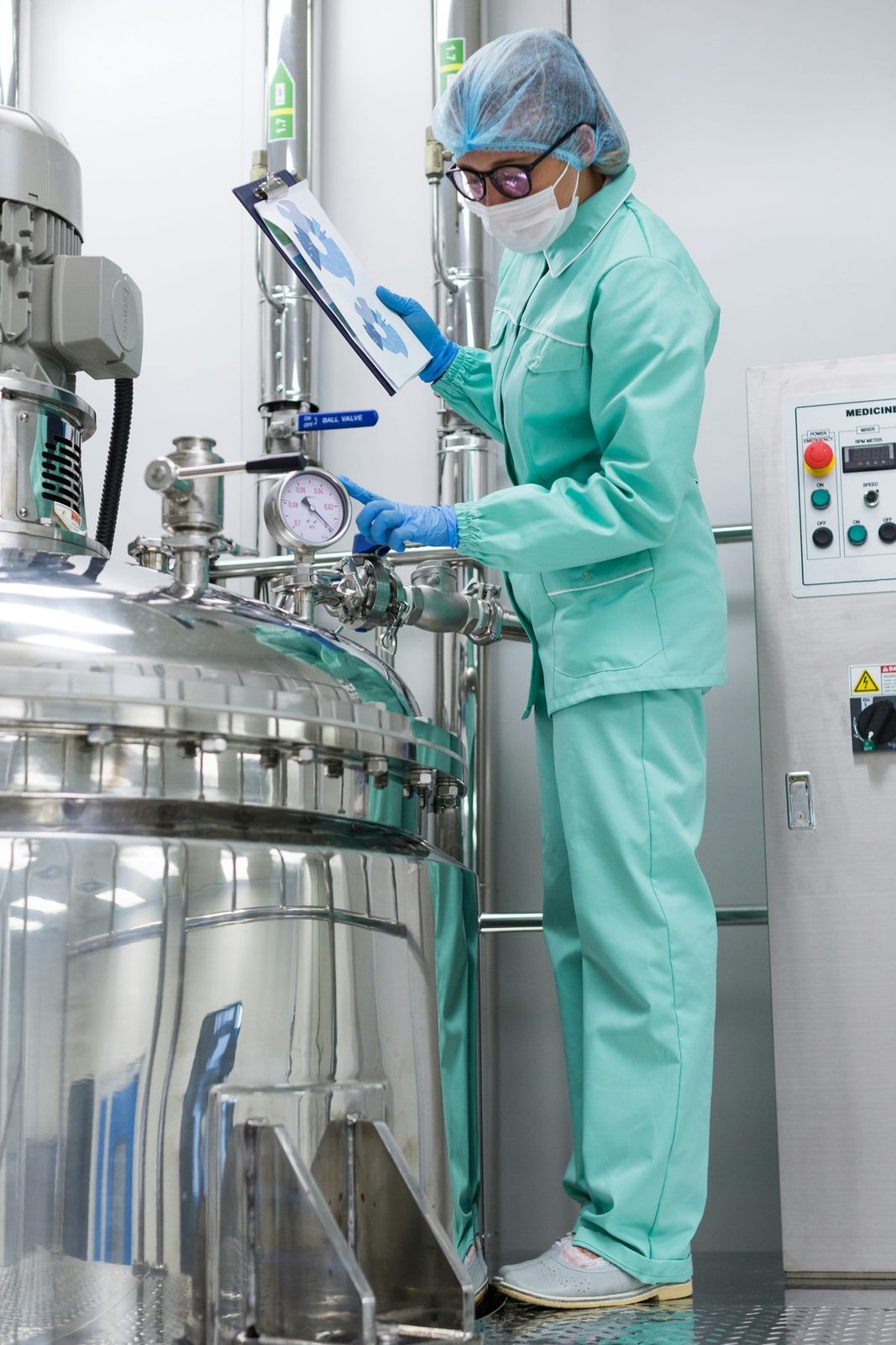 Pharmaceutical cleanroom reactor with ATEX areas