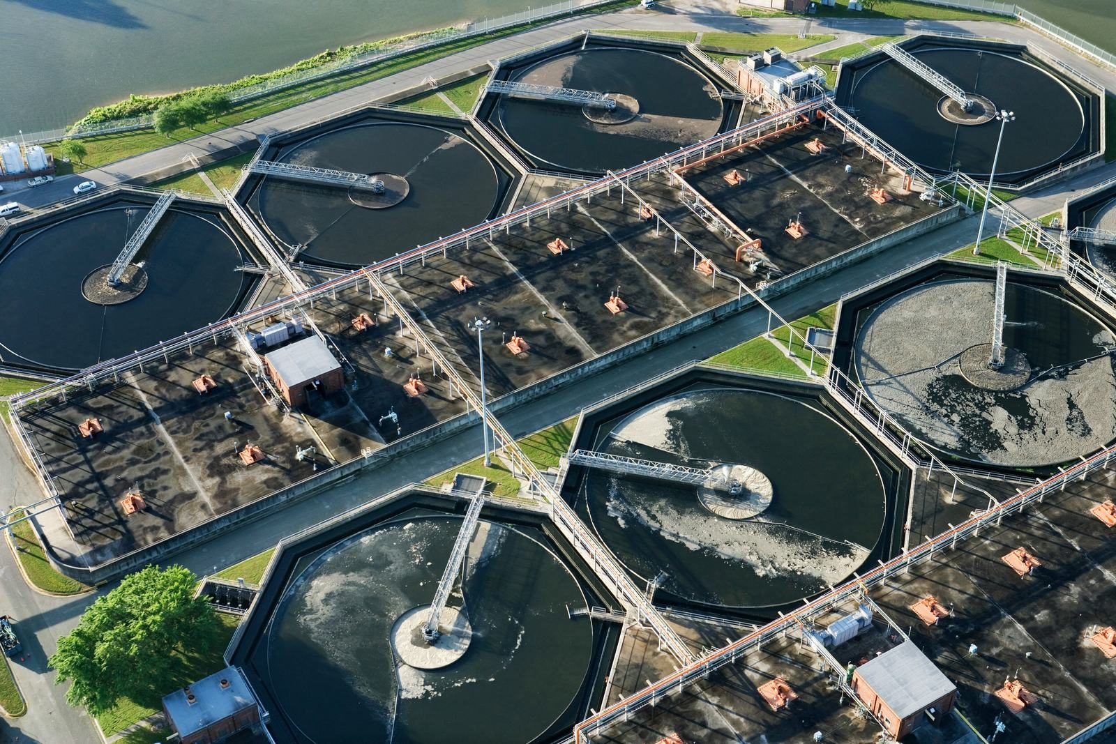 Wastewater treatment clarifiers with ATEX biogas zones